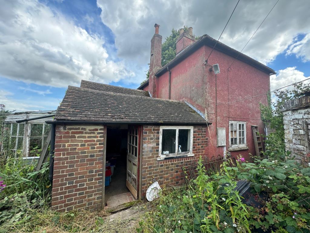 Lot: 78 - THREE-BEDROOM DETACHED HOUSE FOR TOTAL REFURBISHMENT - Rear-side of property
